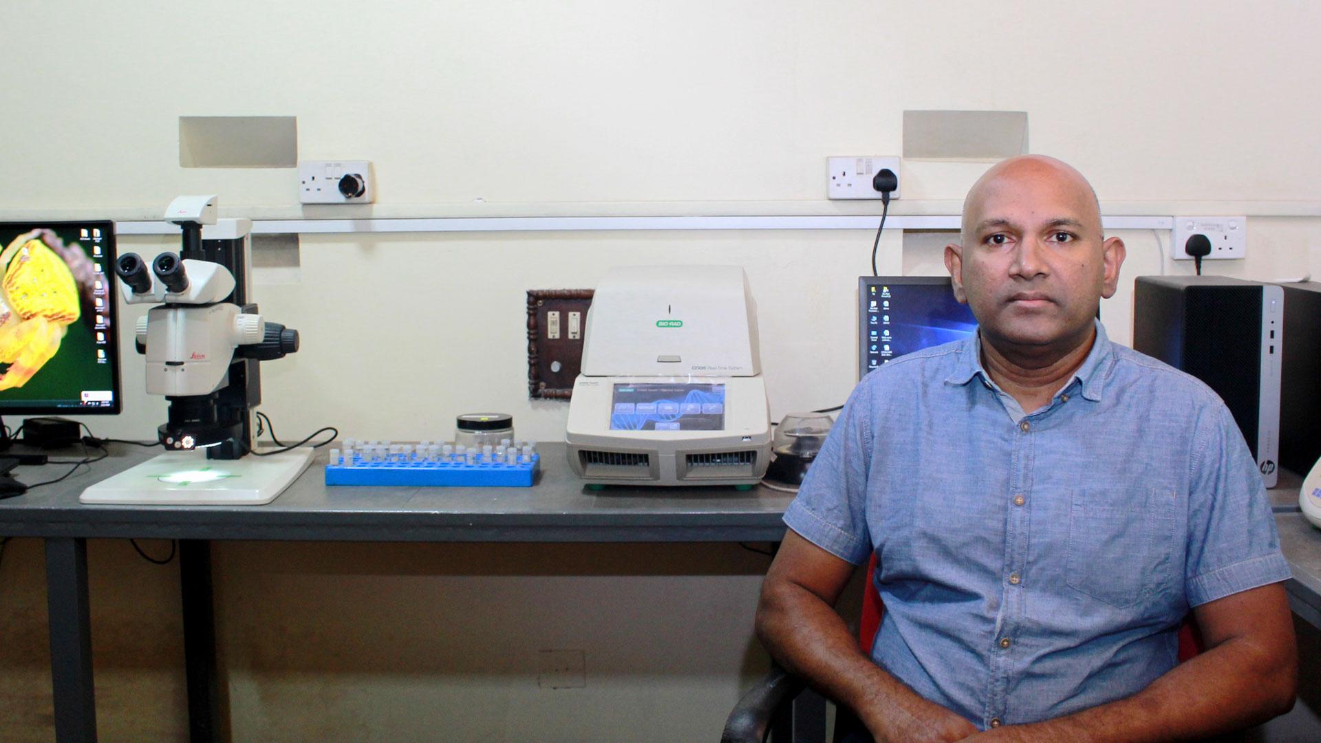 Prof. Suresh P. Benjamin receiving the “Georgy Forster Research Award” 